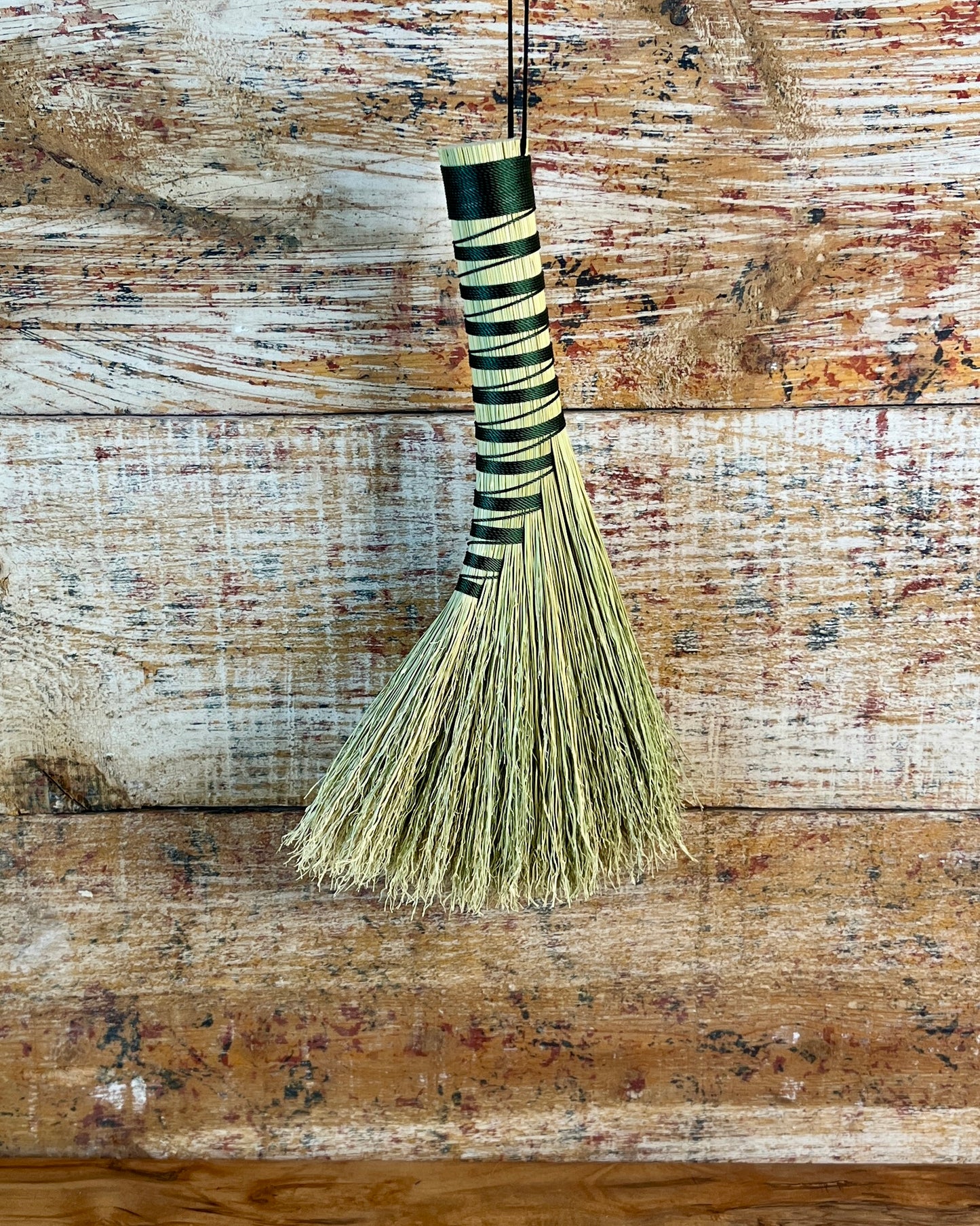 Natural Rustic Whisk/Forest Green Thread