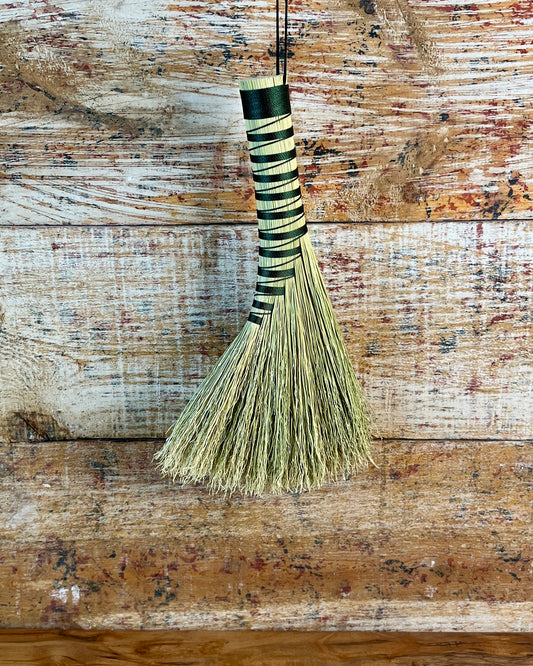 Natural Rustic Whisk/Forest Green Thread