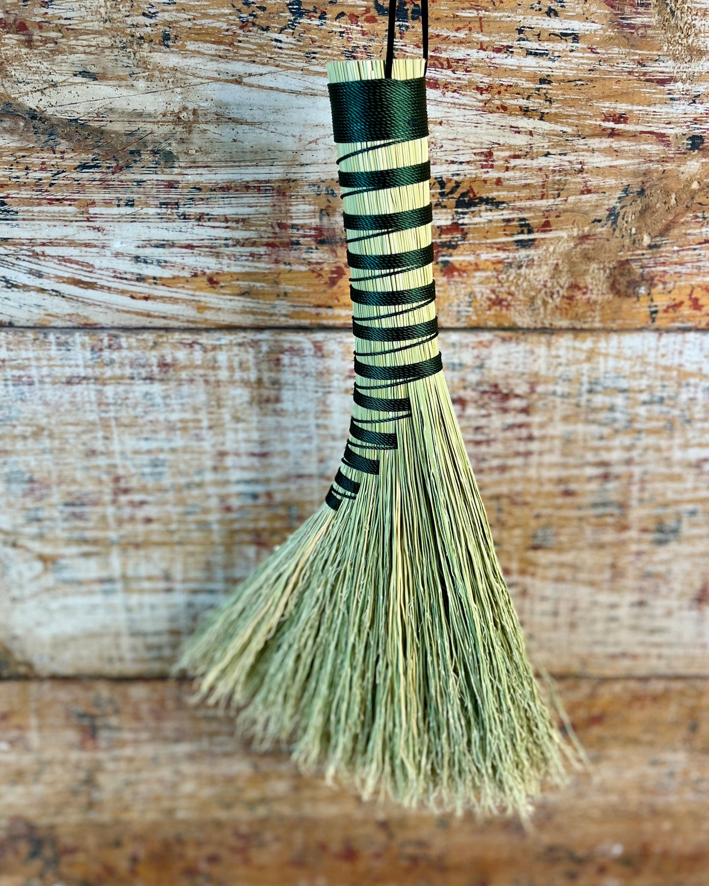 Natural Rustic Whisk/Forest Green Thread